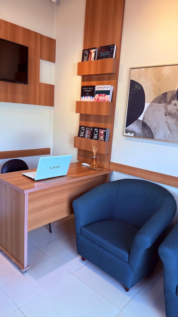 Recepção com mesa e quadros