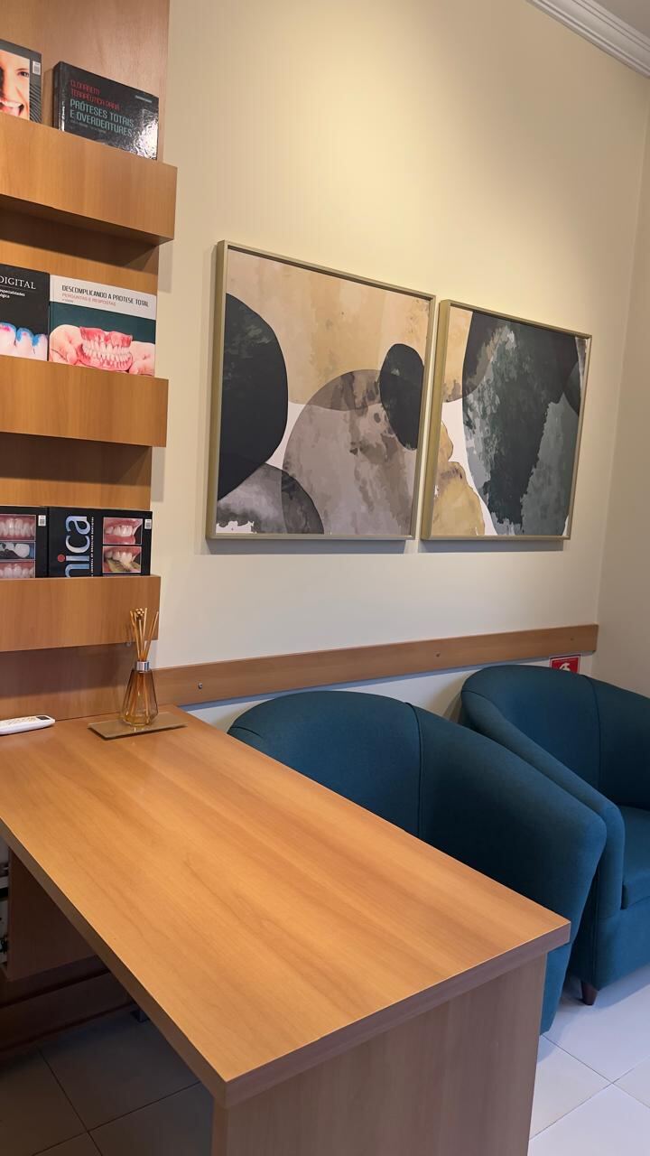 Detalhe da recepção com quadros