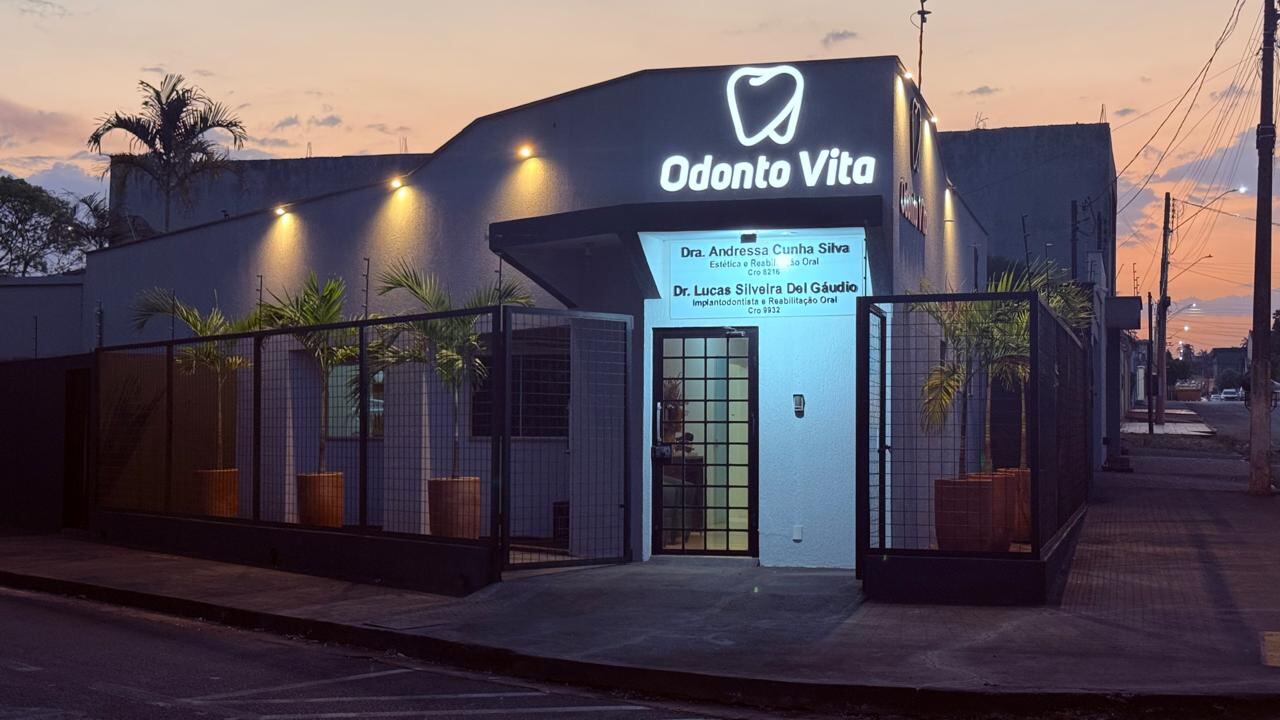Fachada da clínica Odonto Vita à noite